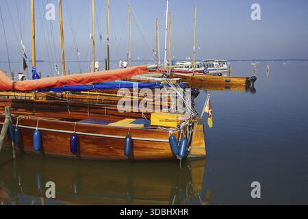 Mehrere Yachten liegen auf dem Wasser in einem ruhigen Hafen, Steinhude Studer Meer Stockfoto