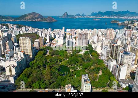 Luftaufnahme des Icarai-Viertels in der Stadt Niteroi mit dem Saint Benedict Park in der Mitte Stockfoto