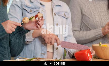 Partyzubereitung mit Freunden, die zusammen kochen und Essen genießen Stockfoto