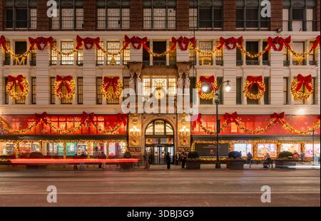 Das Flagship-Geschäft von New York City Macy ist in Midtown Manhattan während der Winterferien mit Weihnachtslichtern und dekorativen Kränzen beleuchtet Stockfoto