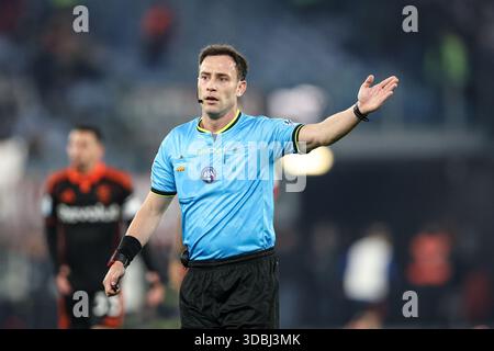 Rom, Italien. Dezember 2025. Schiedsrichter Feliciani Ermanno aus Como war 2025/2026 beim Spiel der SERIE A zwischen AS Roma und Como im Stadio Olimico zu sehen. Endpunktzahl; AS Roma 1:0 Como. (Foto: Grzegorz Wajda/SOPA Images/SIPA USA) Credit: SIPA USA/Alamy Live News Stockfoto