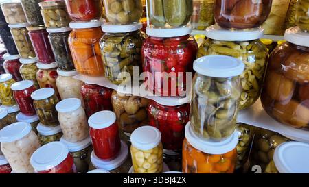 An einem Marktstand werden Gläser mit Konserven ausgestellt Stockfoto