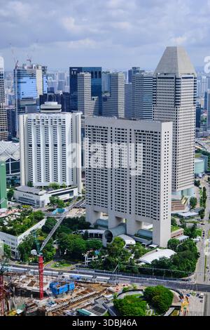 Hochwinkel, vertikale Aufnahme, die die dichte, moderne Skyline des Geschäftsviertels von Singapur erfasst. Stockfoto