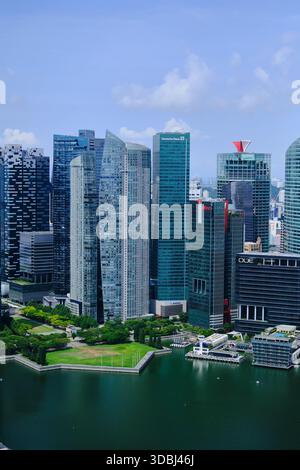 Eine hochwinklige Vertikalaufnahme, die die dichte, moderne Skyline des Central Business District (CBD) eines großen asiatischen Finanzzentrums, Singapur, einfängt. Stockfoto