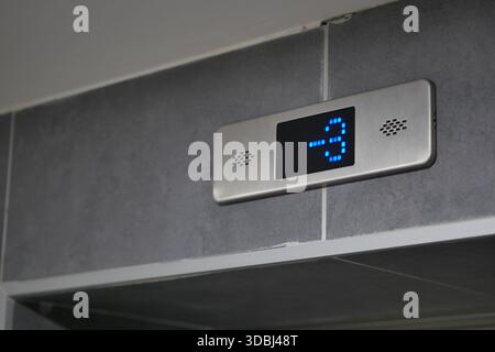 Das Bedienfeld zum Anheben zeigt die aktuelle Etage 3 an Stockfoto
