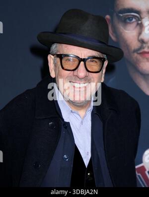 New York City, USA. Dezember 2025. Elvis Costello nahm an der „Marty Supreme“ New York Premiere am Regal Times Square am 16. Dezember 2025 in New York City Teil © Steven Bergman/AFF-USA.COM Credit: AFF/Alamy Live News Stockfoto