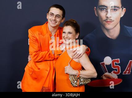New York, Usa. Dezember 2025. Timothée Chalamet und seine Mutter Nicole Flender kommen am Dienstag, den 16. Dezember 2025, auf dem roten Teppich zur Premiere von A24 in New York City. Foto: John Angelillo/UPI Credit: UPI/Alamy Live News Stockfoto
