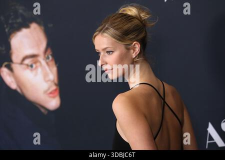New York, New York, USA. Dezember 2025. Apple Martin nimmt an der Premiere von „Marty Supreme“ am Regal Times Square in New York Teil. Quelle: Greg Allen/Alamy Live News. Stockfoto