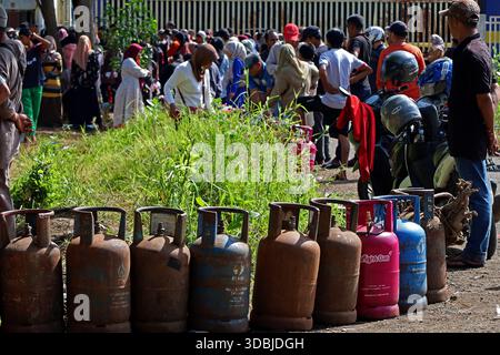 Banda Aceh, Aceh, Indonesien. Dezember 2025. Am 17. Dezember 2025 kauften die Einheimischen nichtsubventioniertes Flüssiggas bei einer Agentur in Banda Aceh, Provinz Aceh, Indonesien. Nach der Katastrophe haben mehrere Brückeneinbrüche die Verteilung von Flüssiggas unterbrochen, was zu tagelangen Warteschlangen führte. Die Behörden haben alle Transportmittel eingesetzt, um eine kontinuierliche Versorgung mit LPG und anderen wichtigen Hilfsmitteln in den von Überschwemmungen und Erdrutschen betroffenen Gebieten Sumatra, Indonesien, sicherzustellen. (Kreditbild: © Khairu Syukrillah/ZUMA Press Wire) NUR REDAKTIONELLE VERWENDUNG! Nicht für kommerzielle ZWECKE! Stockfoto