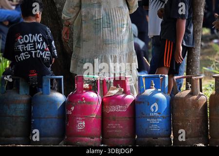 Banda Aceh, Aceh, Indonesien. Dezember 2025. Am 17. Dezember 2025 kauften die Einheimischen nichtsubventioniertes Flüssiggas bei einer Agentur in Banda Aceh, Provinz Aceh, Indonesien. Nach der Katastrophe haben mehrere Brückeneinbrüche die Verteilung von Flüssiggas unterbrochen, was zu tagelangen Warteschlangen führte. Die Behörden haben alle Transportmittel eingesetzt, um eine kontinuierliche Versorgung mit LPG und anderen wichtigen Hilfsmitteln in den von Überschwemmungen und Erdrutschen betroffenen Gebieten Sumatra, Indonesien, sicherzustellen. (Kreditbild: © Khairu Syukrillah/ZUMA Press Wire) NUR REDAKTIONELLE VERWENDUNG! Nicht für kommerzielle ZWECKE! Stockfoto