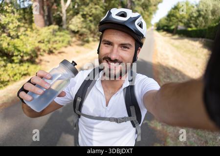 Porträt eines jungen Radfahrers mit Helm Stockfoto