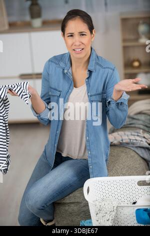 Schläfrige, gelangweilte Frau, die auf dem Bügelbrett lag Stockfoto