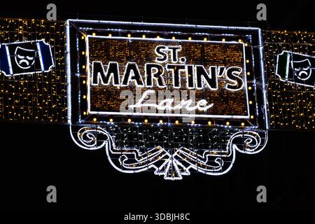 St. Martin's Lane Neon Weihnachtsschild, Nahaufnahme, London, England, Großbritannien. Nachtaufnahmen. Weihnachten. Stockfoto