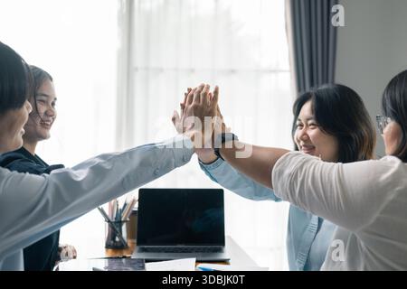 Erfolgreicher Geschäftsmann und Geschäftsfrau leiteten ihr professionelles Team im Büro, wo Teamarbeit und Zusammenarbeit entscheidend für ihren Erfolg waren. Stockfoto