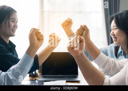 Erfolgreicher Geschäftsmann und Geschäftsfrau leiteten ihr professionelles Team im Büro, wo Teamarbeit und Zusammenarbeit entscheidend für ihren Erfolg waren. Stockfoto
