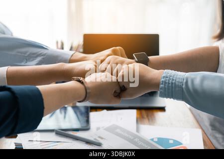 Erfolgreicher Geschäftsmann und Geschäftsfrau leiteten ihr professionelles Team im Büro, wo Teamarbeit und Zusammenarbeit entscheidend für ihren Erfolg waren. Stockfoto