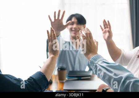 Erfolgreicher Geschäftsmann und Geschäftsfrau leiteten ihr professionelles Team im Büro, wo Teamarbeit und Zusammenarbeit entscheidend für ihren Erfolg waren. Stockfoto