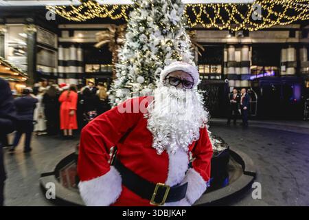 Santa Claus im Savoy Hotel in London. Stockfoto