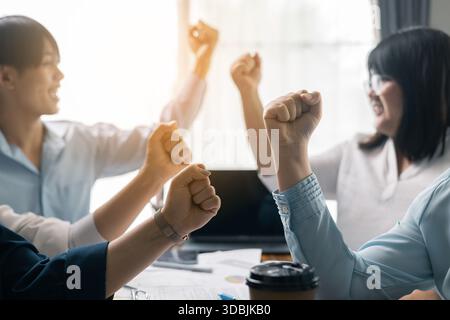 Erfolgreicher Geschäftsmann und Geschäftsfrau leiteten ihr professionelles Team im Büro, wo Teamarbeit und Zusammenarbeit entscheidend für ihren Erfolg waren. Stockfoto