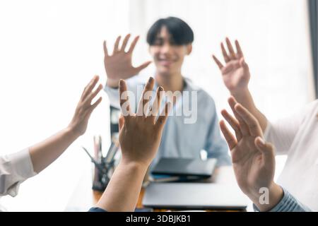 Erfolgreicher Geschäftsmann und Geschäftsfrau leiteten ihr professionelles Team im Büro, wo Teamarbeit und Zusammenarbeit entscheidend für ihren Erfolg waren. Stockfoto