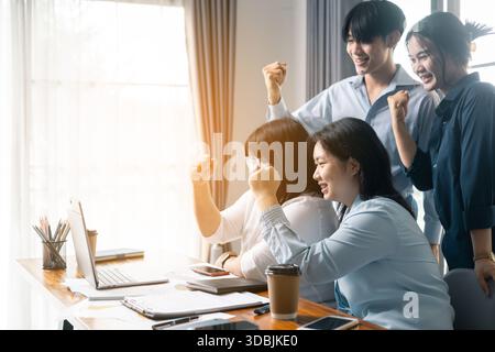 Erfolgreicher Geschäftsmann und Geschäftsfrau leiteten ihr professionelles Team im Büro, wo Teamarbeit und Zusammenarbeit entscheidend für ihren Erfolg waren. Stockfoto