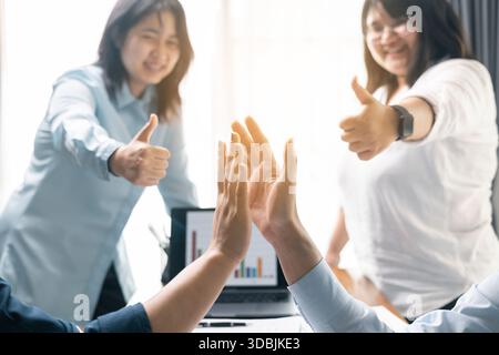 Erfolgreicher Geschäftsmann und Geschäftsfrau leiteten ihr professionelles Team im Büro, wo Teamarbeit und Zusammenarbeit entscheidend für ihren Erfolg waren. Stockfoto