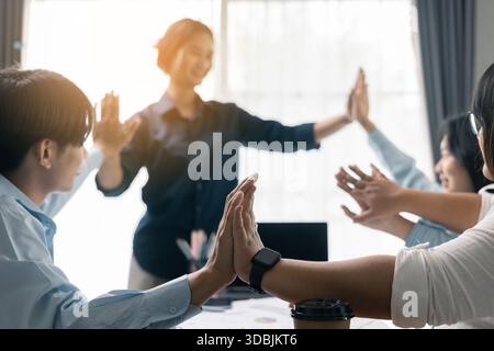 Erfolgreicher Geschäftsmann und Geschäftsfrau leiteten ihr professionelles Team im Büro, wo Teamarbeit und Zusammenarbeit entscheidend für ihren Erfolg waren. Stockfoto