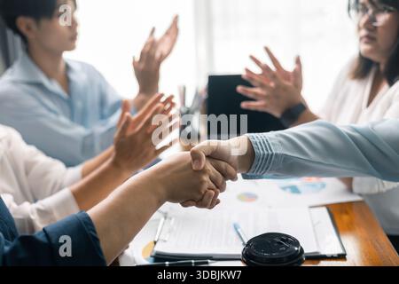 Erfolgreicher Geschäftsmann und Geschäftsfrau leiteten ihr professionelles Team im Büro, wo Teamarbeit und Zusammenarbeit entscheidend für ihren Erfolg waren. Stockfoto