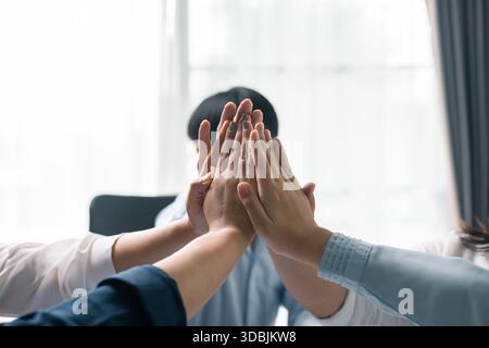 Erfolgreicher Geschäftsmann und Geschäftsfrau leiteten ihr professionelles Team im Büro, wo Teamarbeit und Zusammenarbeit entscheidend für ihren Erfolg waren. Stockfoto