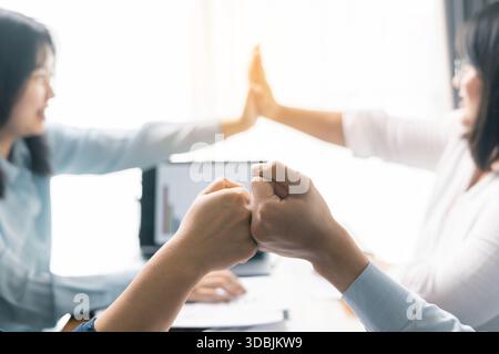Erfolgreicher Geschäftsmann und Geschäftsfrau leiteten ihr professionelles Team im Büro, wo Teamarbeit und Zusammenarbeit entscheidend für ihren Erfolg waren. Stockfoto