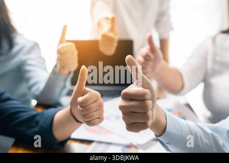 Erfolgreicher Geschäftsmann und Geschäftsfrau leiteten ihr professionelles Team im Büro, wo Teamarbeit und Zusammenarbeit entscheidend für ihren Erfolg waren. Stockfoto