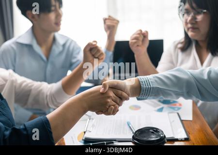 Erfolgreicher Geschäftsmann und Geschäftsfrau leiteten ihr professionelles Team im Büro, wo Teamarbeit und Zusammenarbeit entscheidend für ihren Erfolg waren. Stockfoto