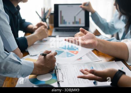 Der Finanzanalyst stellte seinem Kollegen, der Unternehmenszentrale, ein detailliertes Datenanalysediagramm vor, in dem der finanzielle Status und der Status des Unternehmens aufgezeigt wurden Stockfoto