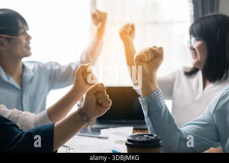 Erfolgreicher Geschäftsmann und Geschäftsfrau leiteten ihr professionelles Team im Büro, wo Teamarbeit und Zusammenarbeit entscheidend für ihren Erfolg waren. Stockfoto
