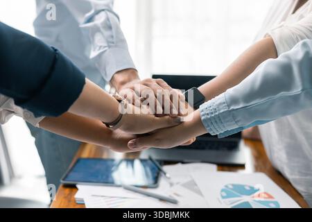 Erfolgreicher Geschäftsmann und Geschäftsfrau leiteten ihr professionelles Team im Büro, wo Teamarbeit und Zusammenarbeit entscheidend für ihren Erfolg waren. Stockfoto