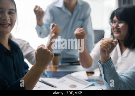Erfolgreicher Geschäftsmann und Geschäftsfrau leiteten ihr professionelles Team im Büro, wo Teamarbeit und Zusammenarbeit entscheidend für ihren Erfolg waren. Stockfoto