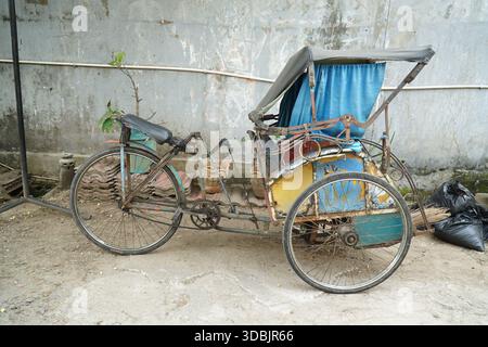 Becak, ein traditionelles dreirädriges öffentliches Fahrzeug in Indonesien Stockfoto