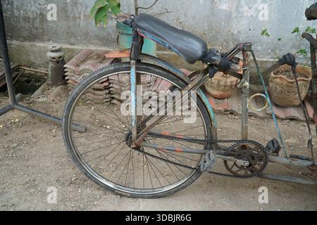 Becak, ein traditionelles dreirädriges öffentliches Fahrzeug in Indonesien Stockfoto