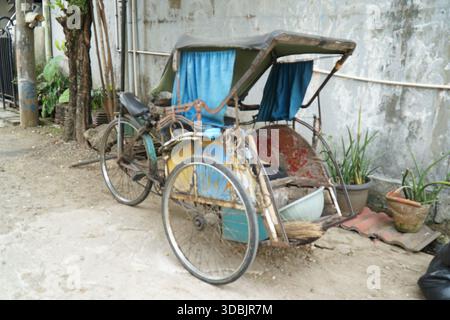 Becak, ein traditionelles dreirädriges öffentliches Fahrzeug in Indonesien Stockfoto