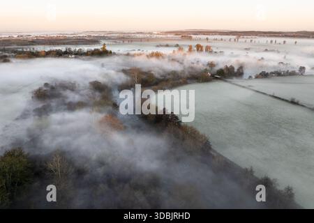 Aus der Vogelperspektive eines ruhigen, tief liegenden Nebels bedeckt das Themstal, das teilweise die Landschaft verdeckt und eine mystische Atmosphäre schafft: Das Themstal Stockfoto
