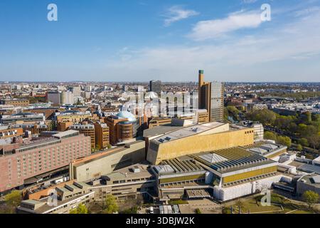 Aus der Vogelperspektive auf die goldene Berliner Philharmonie, die unter der Sonne glänzt, im Kontrast zum blauen Himmel und der umliegenden Stadtlandschaft, Berlin Mitte, B Stockfoto