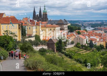 Blick auf Prag von den Gärten des Klosters Strahov, Tschechische Republik Stockfoto