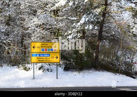 Wegweiser am Nürburgring mit Entfernungen zu den umliegenden Städten Stockfoto