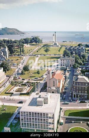 Blick auf den Armada Way zur Küste und Plymouth Hoe, Plymouth, Devon, England, Großbritannien um 1962 Stockfoto