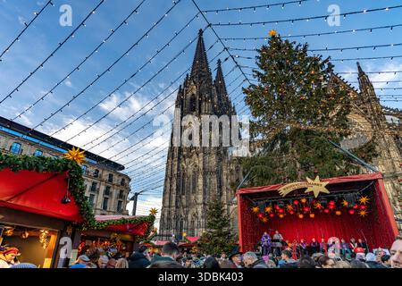 Weihnachtsmarkt am Kölner Dom in Köln, Nordrhein-Westfalen, Deutschland | Weihnachtsmarkt im Kölner Dom in Köln, Nordrhein-Westfalen Stockfoto