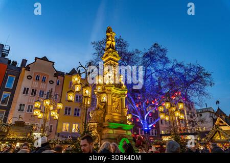 Weihnachtsmarkt Heinzels Wintermärchen am Jan von Werth-Brunnen in der Abenddämmerung, Alter Markt, Köln, Nordrhein-Westfalen, Deutschland | Christma Stockfoto