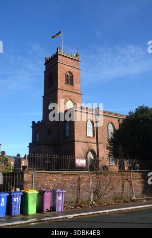 Die rote Backsteinfassade der All Saints Parish Church (ehemals St. Mary’s) in Edge Hill mit einem historischen Westturm und Steinverkleidungen aus dem Jahr 1812. Stockfoto