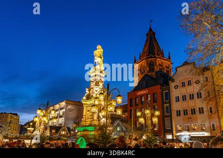 Weihnachtsmarkt Heinzels Wintermärchen am Jan von Werth-Brunnen in der Abenddämmerung, Alter Markt, Köln, Nordrhein-Westfalen, Deutschland | Christma Stockfoto