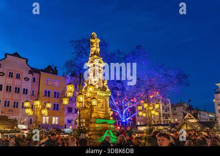Heinzels Wintermärchen Weihnachtsmarkt Heinzels Wintermärchen am Jan von Werth-Brunnen in der Abenddämmerung, Alter Markt, Köln, Nordrhein-Westfalen, Stockfoto