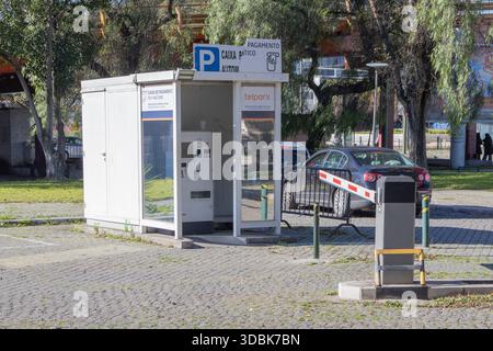 Empark dockt einen automatischen Parkautomaten und ein Absperrtor in alcantara, lissabon an Stockfoto